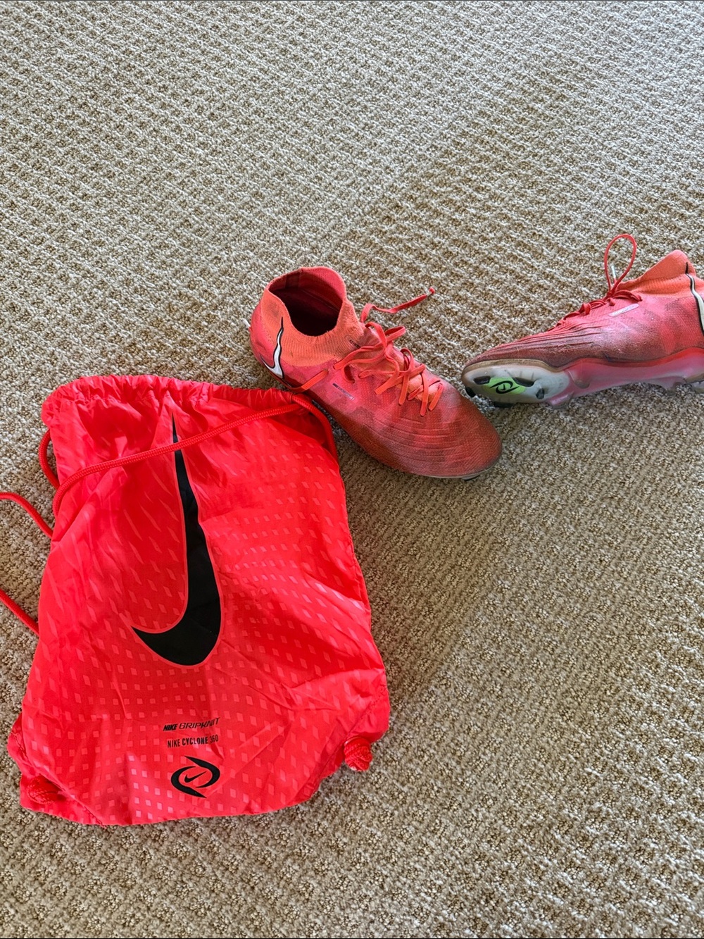 Women’s Nike Soccer Phantom Luna pink cleats sz 8.5 with bag